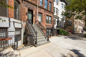 275 W 73rd St in New York, NY - Foto de edificio - Building Photo