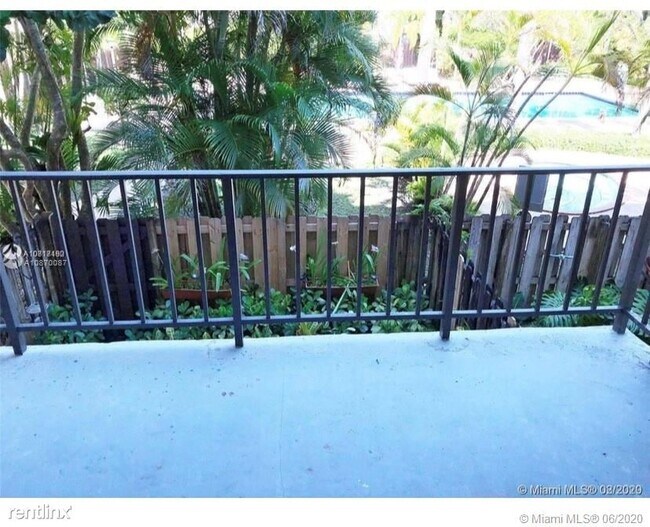 6900 N Kendall Dr in Pinecrest, FL - Building Photo - Building Photo
