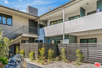 2021 Beachwood Dr in Los Angeles, CA - Foto de edificio - Building Photo