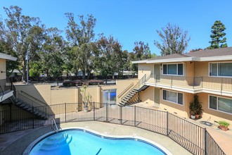 1963 Woodside Rd in Redwood City, CA - Building Photo - Building Photo