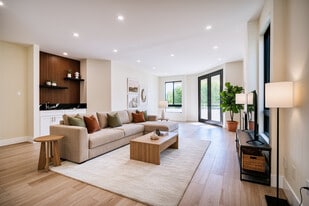 13920 Moorpark St, Unit 201 in Sherman Oaks, CA - Building Photo