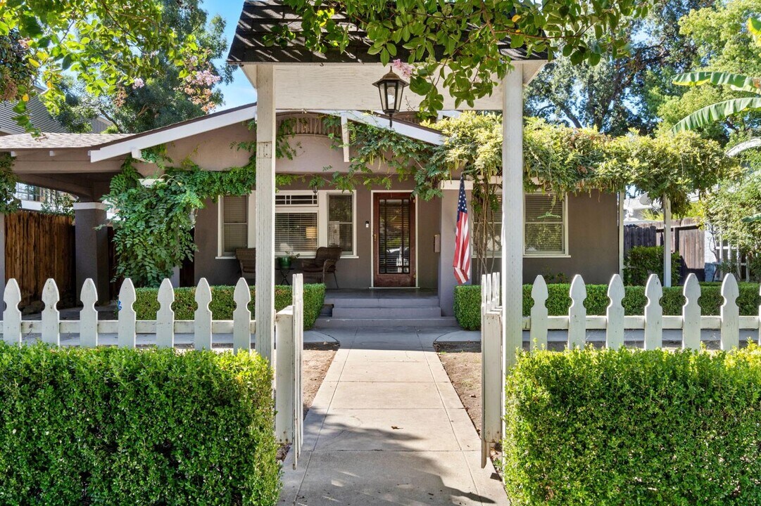 850 E Carmen Ave in Fresno, CA - Building Photo