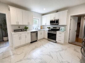 33 Middle St in Newton, MA - Building Photo
