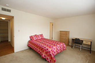 Michigan East - Campus Property Management in Urbana, IL - Building Photo - Interior Photo