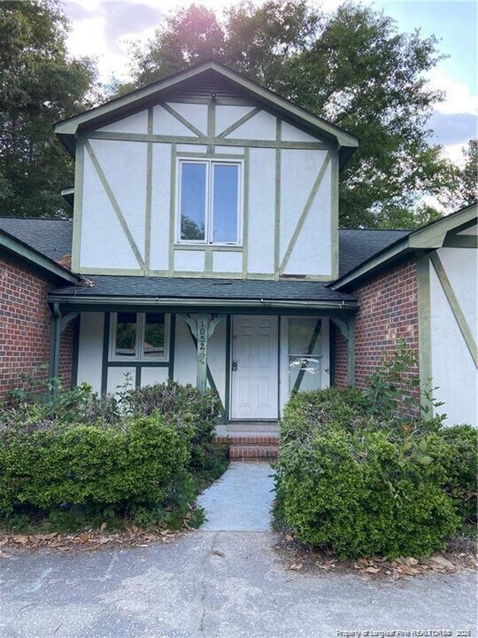1052 Strickland Bridge Rd in Fayetteville, NC - Building Photo