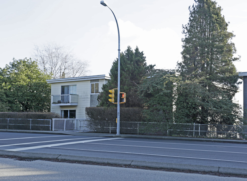 R. Ceraldi Apartments in Burnaby, BC - Building Photo