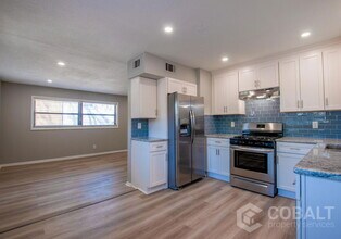 886 St Charles Ave NE in Atlanta, GA - Building Photo - Building Photo