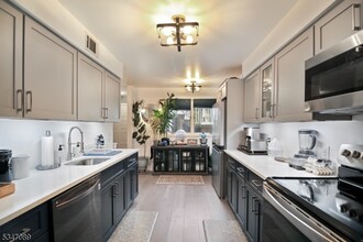 900 Valley Rd in Clifton, NJ - Building Photo - Building Photo