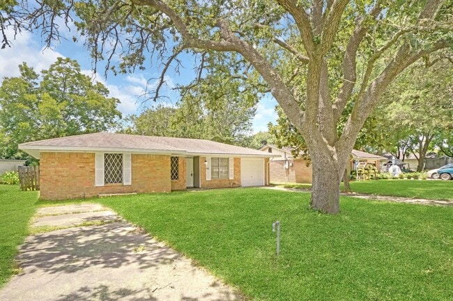 2425 Florence St in La Marque, TX - Building Photo - Building Photo