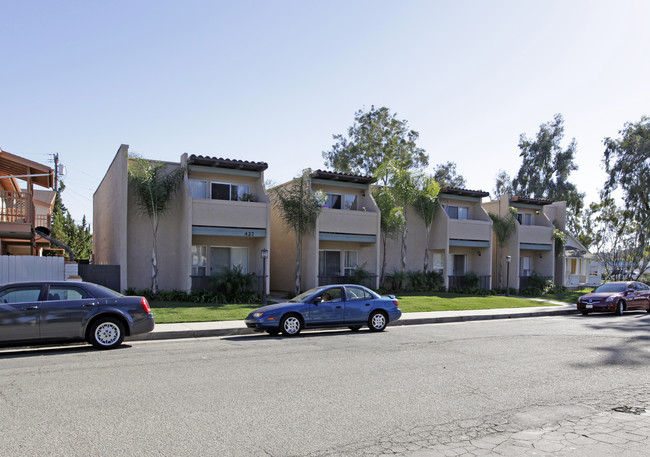 Oasis Apartments in Escondido, CA - Building Photo - Building Photo