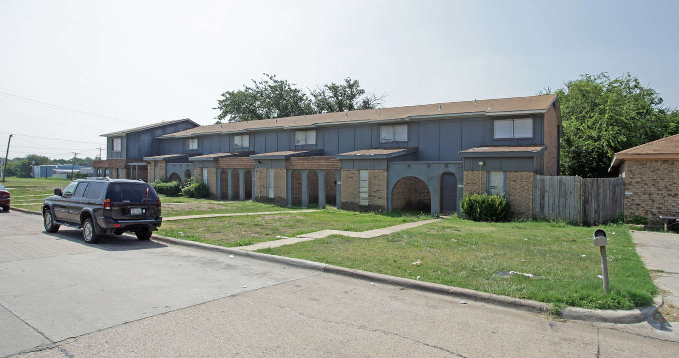 2401-2411 Doreen St in Grand Prairie, TX - Foto de edificio