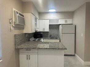 2725 Middle River Dr, Unit 10 in Fort Lauderdale, FL - Building Photo - Building Photo