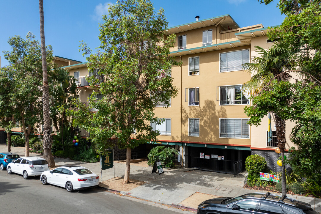 Jackson Lake Apartments in Oakland, CA - Building Photo