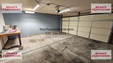 9950 E Watson Dr in Tucson, AZ - Building Photo - Building Photo