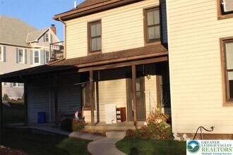 210 Mauch Chunk St in Nazareth, PA - Foto de edificio - Building Photo