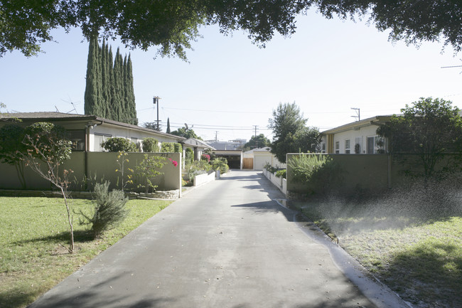 208 N Olive Ave in Alhambra, CA - Building Photo - Building Photo