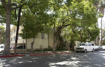 1814 N Serrano Ave in Los Angeles, CA - Foto de edificio - Building Photo