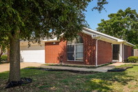 8612 Garden Springs Dr in Fort Worth, TX - Foto de edificio - Building Photo