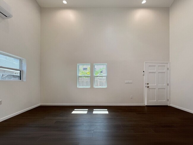 1162 N Loma Vista Dr-Unit -B in Long Beach, CA - Foto de edificio - Building Photo