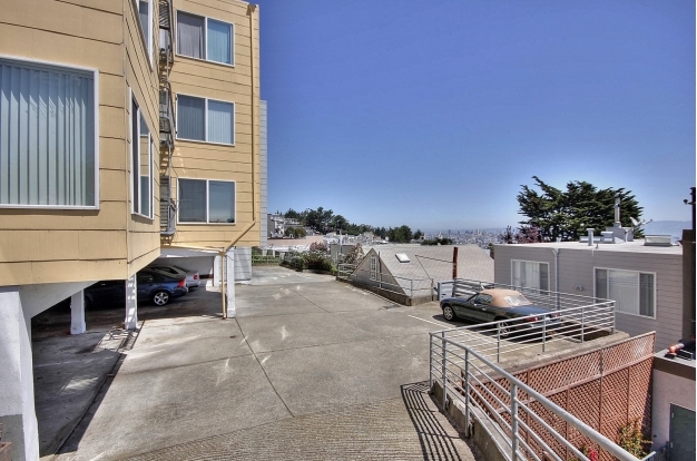 587 Burnett Ave in San Francisco, CA - Building Photo - Building Photo