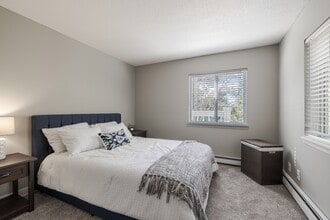 Royal Oaks Apartments in Eagan, MN - Foto de edificio - Building Photo