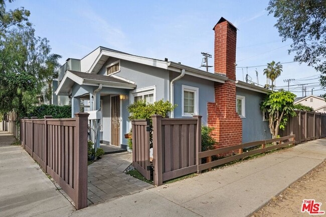 1537 Cabrillo Ave in Los Angeles, CA - Building Photo - Building Photo