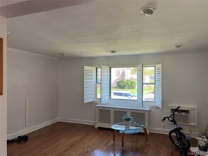 1084 Fenwood Dr in Valley Stream, NY - Building Photo - Building Photo