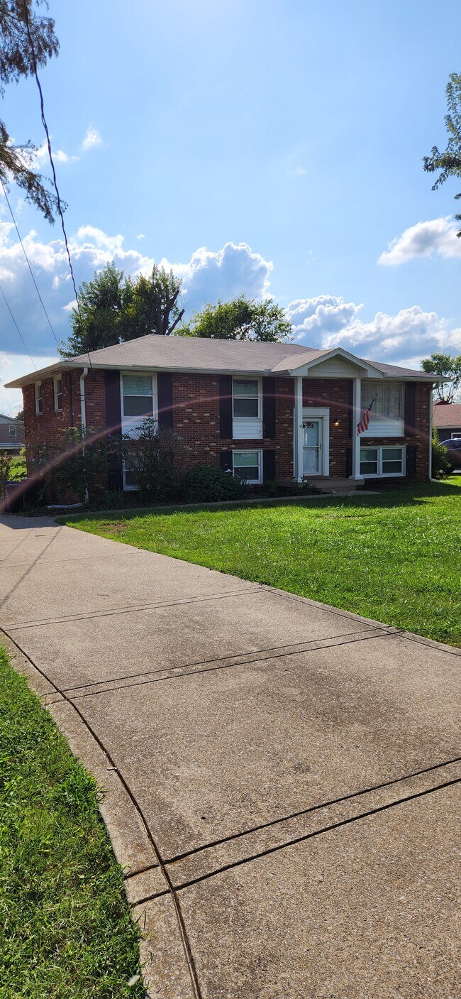 114 Maureen Dr in Hendersonville, TN - Building Photo - Building Photo
