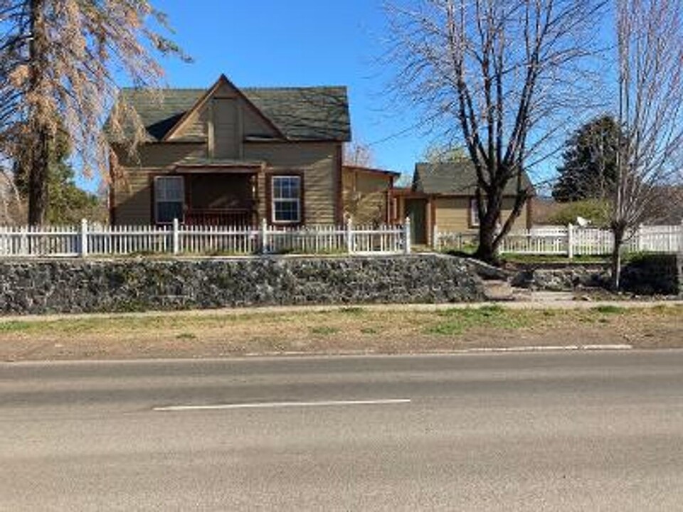 1003 Upham St in Klamath Falls, OR - Building Photo