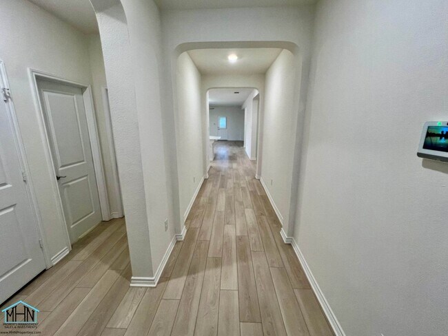 2302 Themis Wy in San Antonio, TX - Foto de edificio - Building Photo
