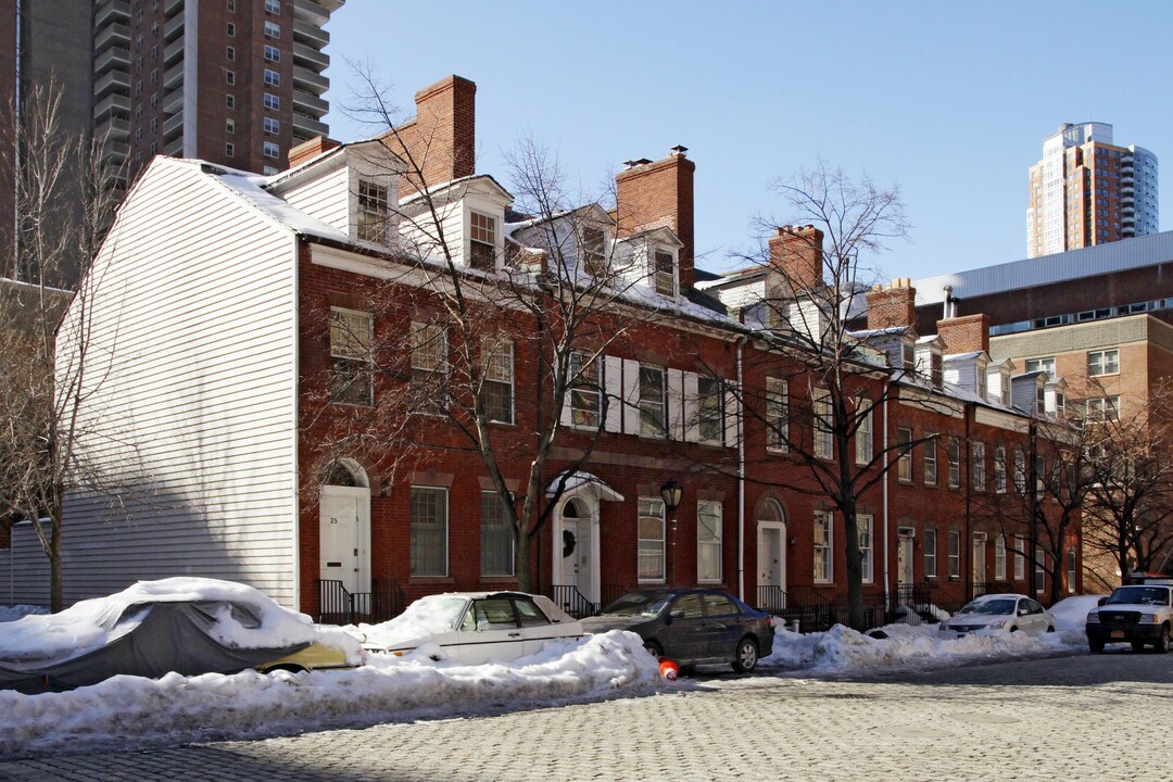 25-33 Harrison St in New York, NY - Building Photo