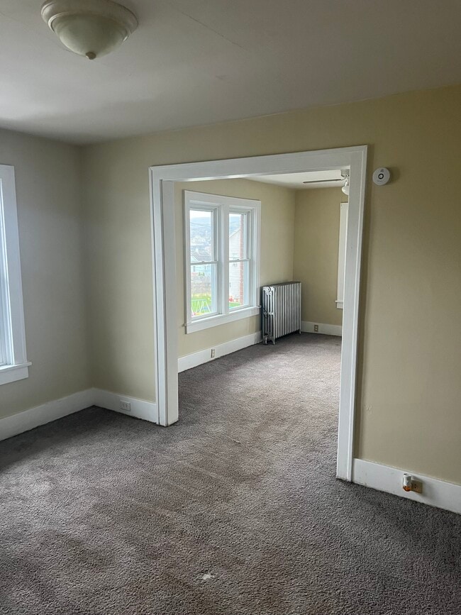 327 Bell Ave, Unit 2 in Altoona, PA - Building Photo - Building Photo