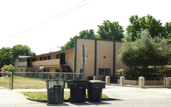 944 N Vine Ave in Ontario, CA - Foto de edificio - Building Photo