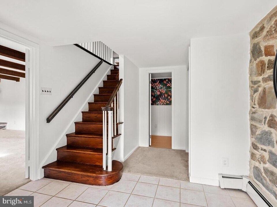 1105 Waterloo Rd in Berwyn, PA - Building Photo