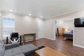 7685 Northcross Dr, Unit 429 in Austin, TX - Building Photo - Building Photo