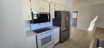 6974 Spinnaker Blvd in Englewood, FL - Building Photo - Building Photo