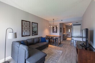2040 Greenview Shores Blvd in Wellington, FL - Building Photo - Building Photo