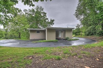 310 Knob Hill Dr in Bristol, TN - Foto de edificio - Building Photo