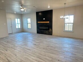 7043 40th St in Lubbock, TX - Foto de edificio - Building Photo