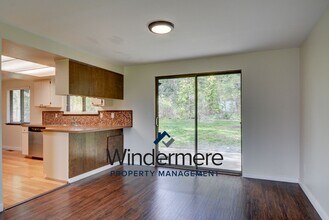 1285 Crescent Dr in Oak Harbor, WA - Building Photo - Building Photo