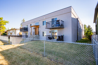 4516 75 St NW in Calgary, AB - Building Photo - Building Photo