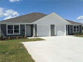 605 W Loren Dr in Siloam Springs, AR - Building Photo