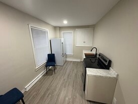 2105 Cleveland Ave NW, Unit Apt D in Canton, OH - Building Photo