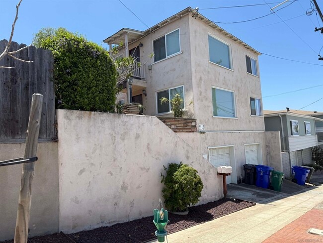 property at 1119 W Redwood St
