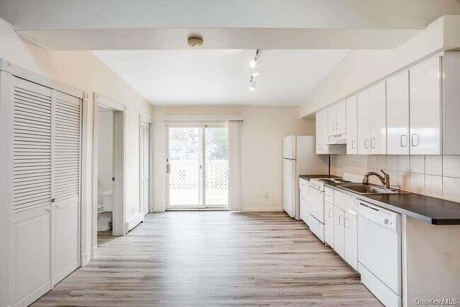 75 Maxwell Ave in Oyster Bay, NY - Building Photo - Building Photo