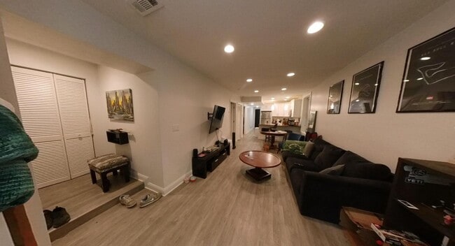 712 W Briar Pl, Unit gdn