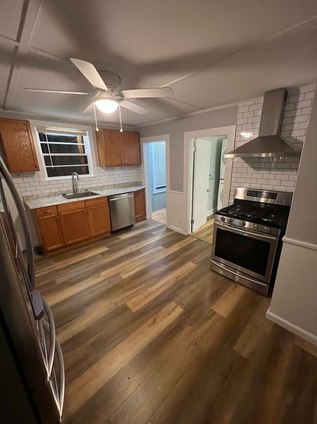 67 Ferry St, Unit LARGE DUPLEX -3 BEDROOMS!