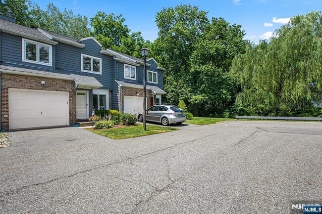 6-04 Cross Meadows, Unit 1X in Fair Lawn, NJ - Building Photo - Building Photo