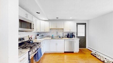 4 Saginaw Ave, Unit 2 in Cambridge, MA - Building Photo - Building Photo