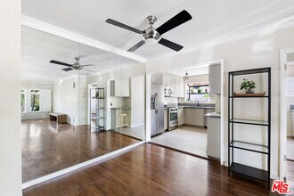 1330 N Crescent Heights Blvd-Unit -2 in West Hollywood, CA - Building Photo - Building Photo